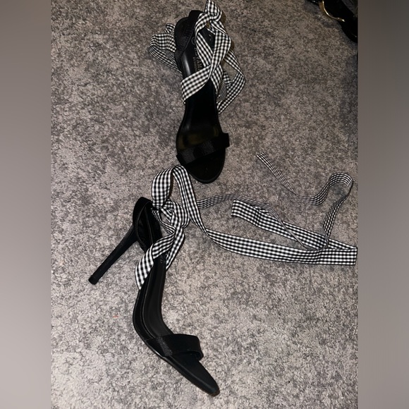 Cute tie up heels ! - Picture 2 of 2